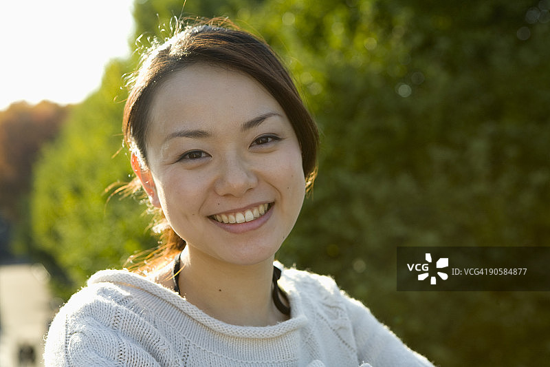 年轻女子微笑着图片素材