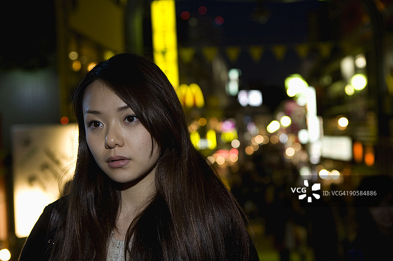 夜晚街上的年轻女人图片素材