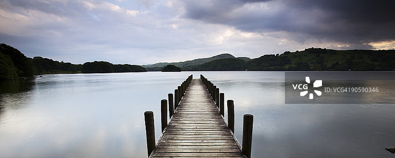 科尼斯顿湖上的木制码头图片素材