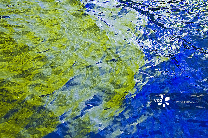 水面上的绿蓝色倒影图片素材