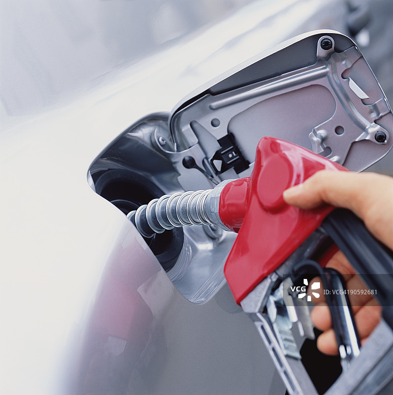 加油泵为汽车加油图片素材