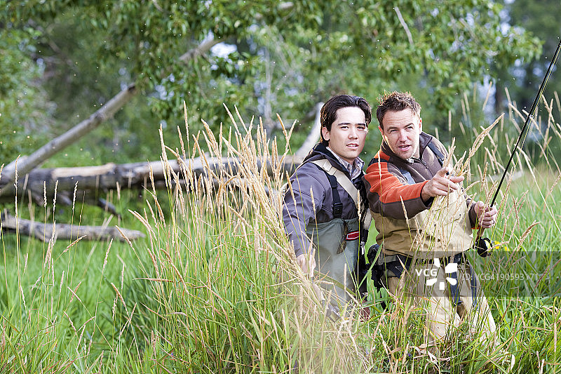 在加拿大艾伯塔省弓河上飞蝇钓图片素材