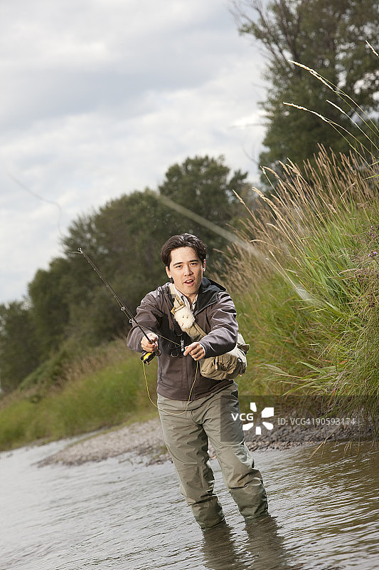 在加拿大艾伯塔省弓河上飞蝇钓图片素材