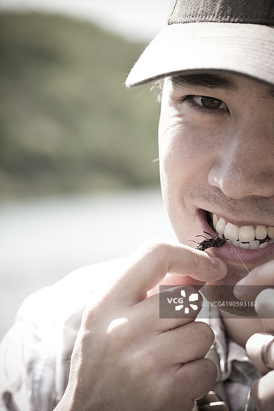 在加拿大艾伯塔省弓河上飞蝇钓图片素材