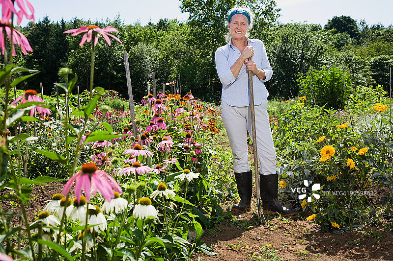 站在自家花园中的女人肖像图片素材