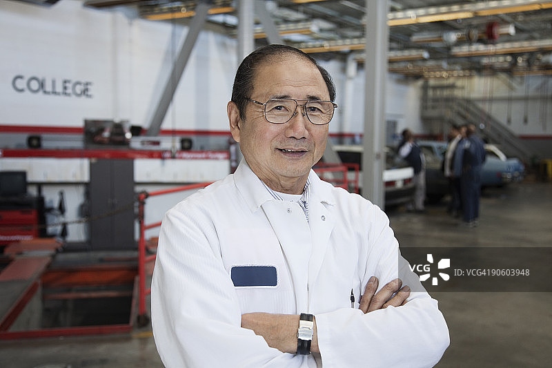 汽车修理店里的日本技工图片素材