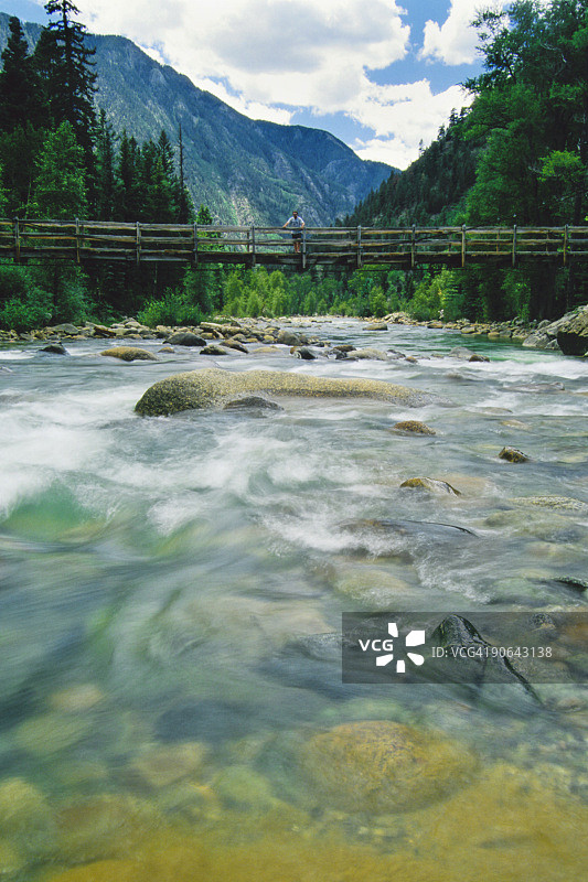 河流景观：桥和站立的男人图片素材