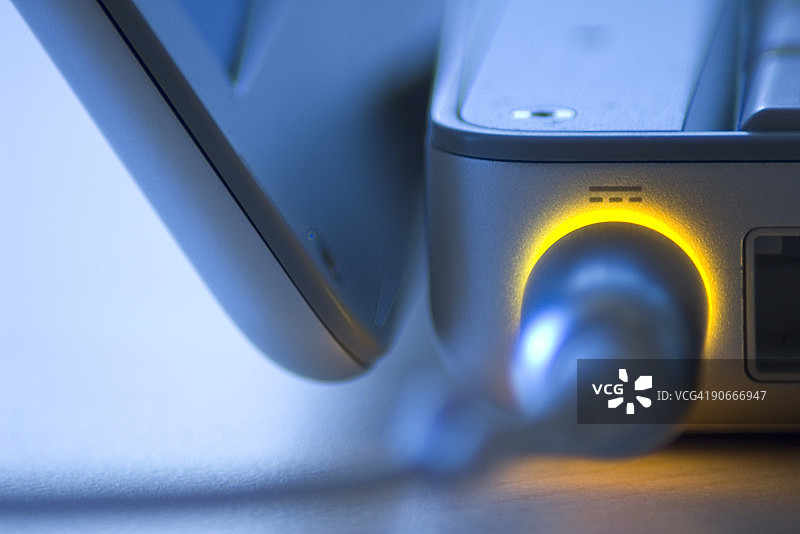 笔记本电脑充电中图片素材