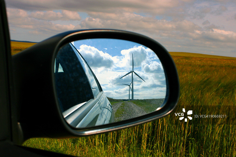 汽车后视镜中田野与风车的倒影图片素材