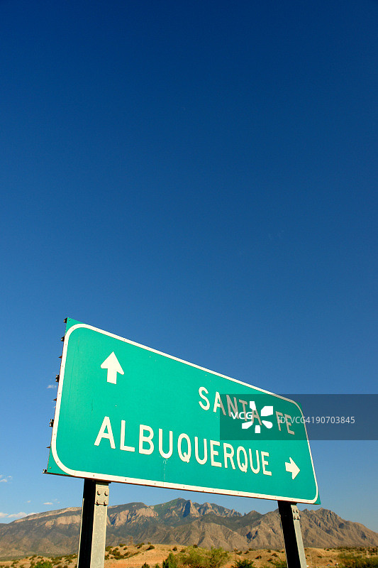 州际公路标志牌与沙漠山地景观图片素材