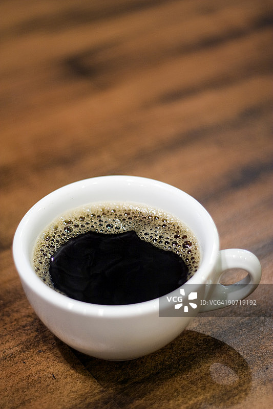 白色杯子里的黑咖啡图片素材