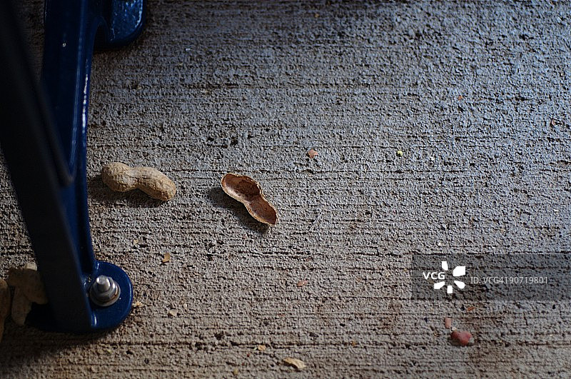 地板上的花生壳图片素材