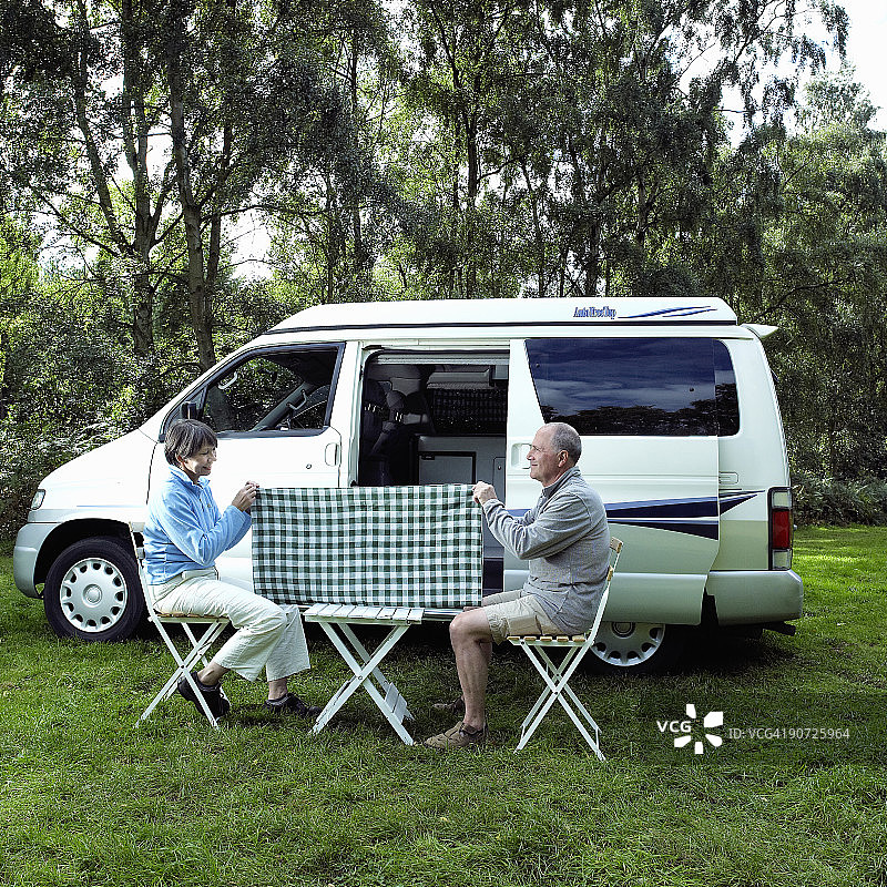 情侣与房车露营图片素材