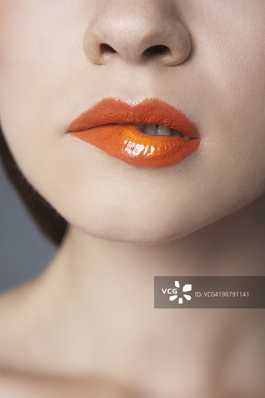 咬嘴唇的嘴部特写图片素材