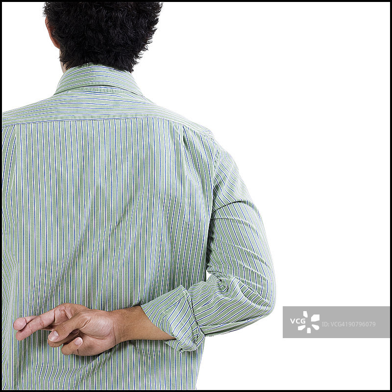 双手在背后交叉的男人图片素材