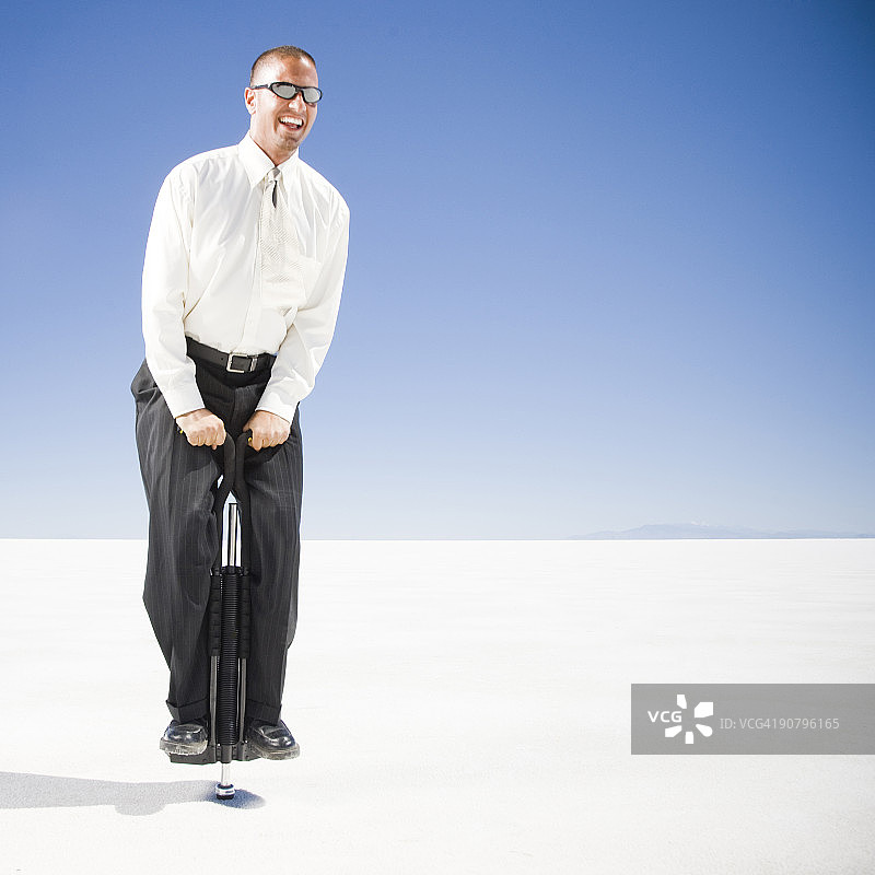 踩高跷的商人图片素材