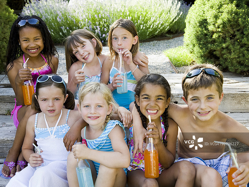 儿童饮用苏打水图片素材