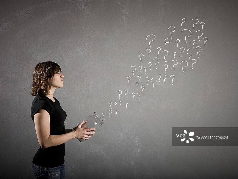 拿着装满问号罐子的女人图片素材