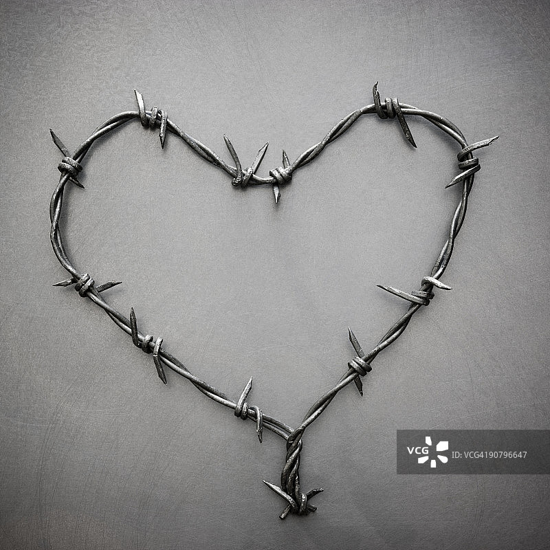带刺铁丝网心形图片素材