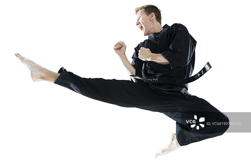 穿着黑色空手道服练习武术的男人图片素材