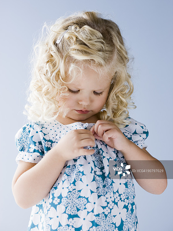 小女孩扣衬衫图片素材