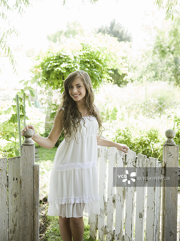 穿着夏装在花园里的女人图片素材