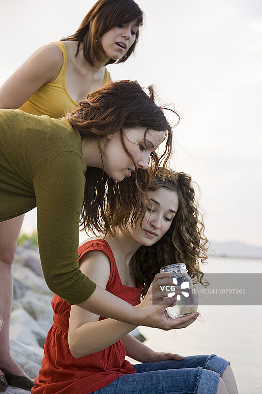 湖边的女友们图片素材