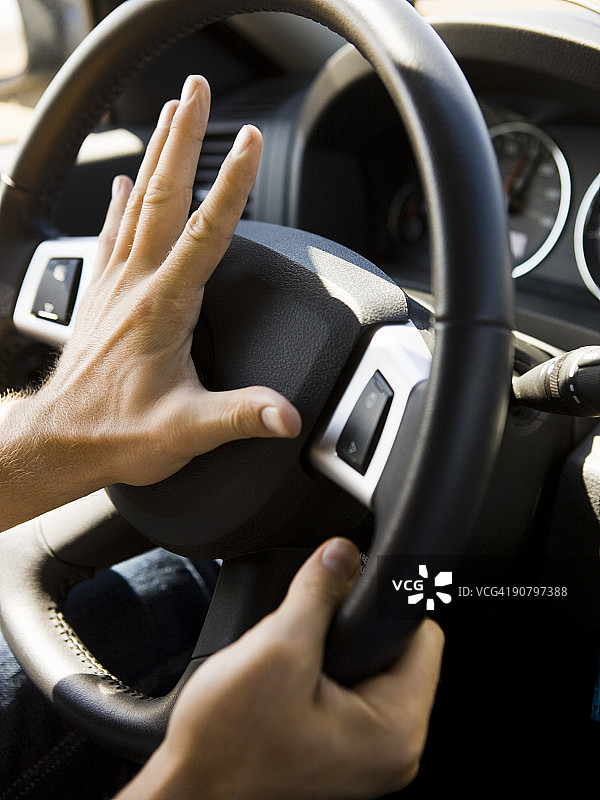 握着方向盘按喇叭的手图片素材
