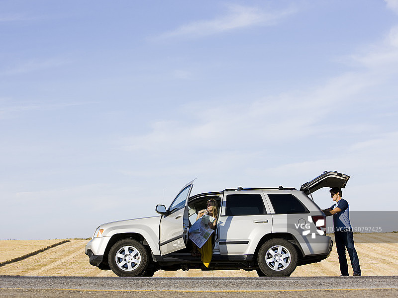 情侣在路边停车图片素材
