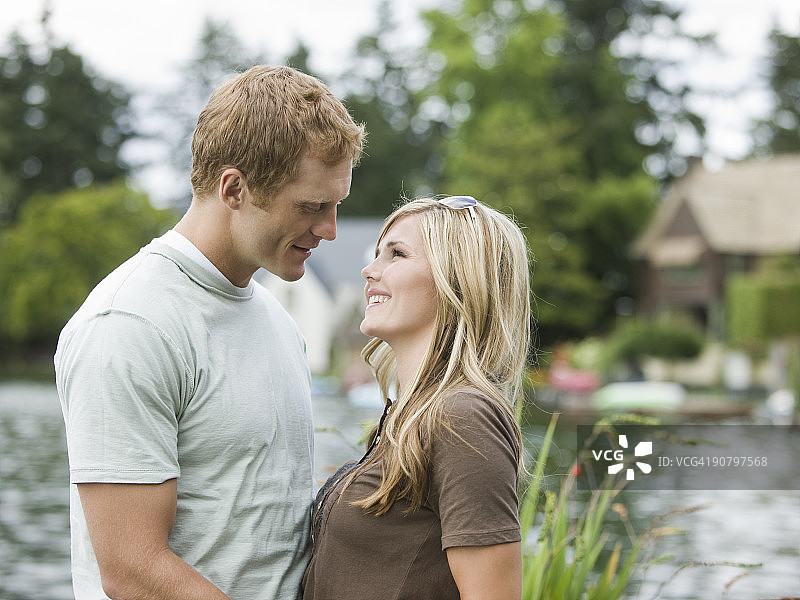 湖边的年轻情侣图片素材