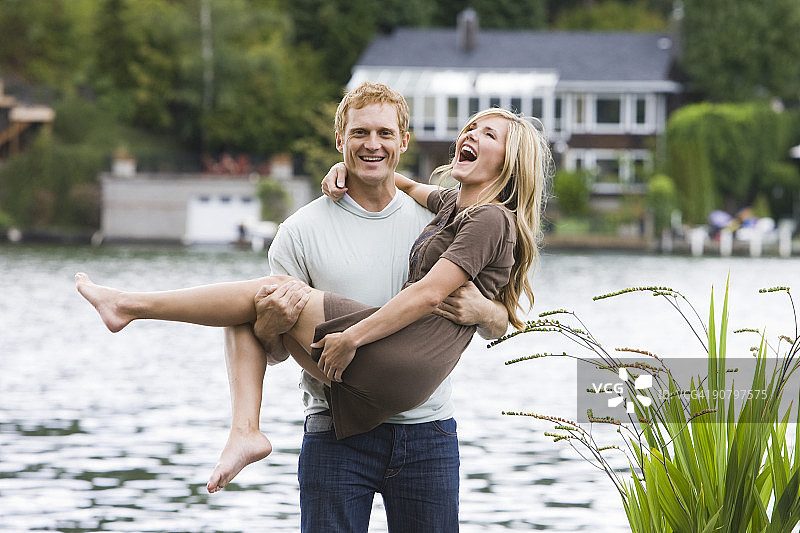 湖边的年轻情侣图片素材