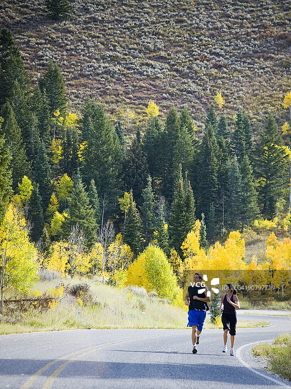 情侣在山路上跑步图片素材