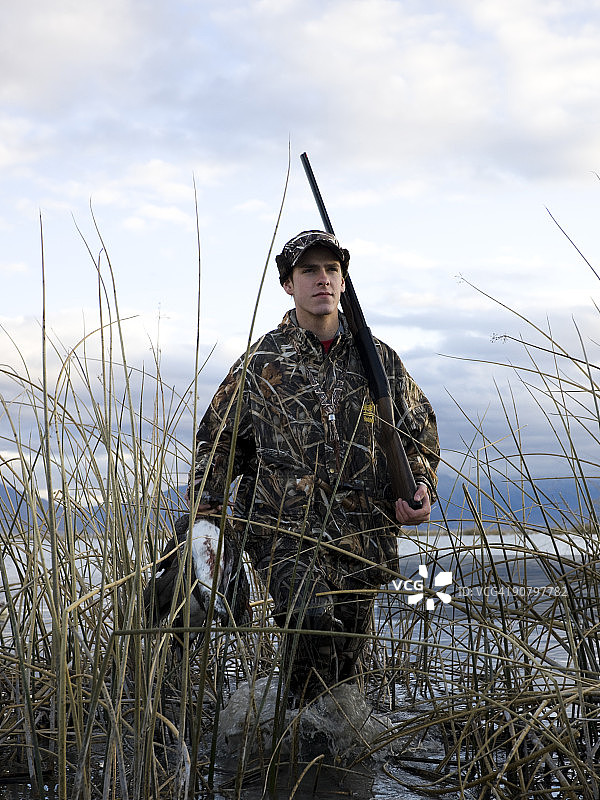 男人外出狩猎图片素材