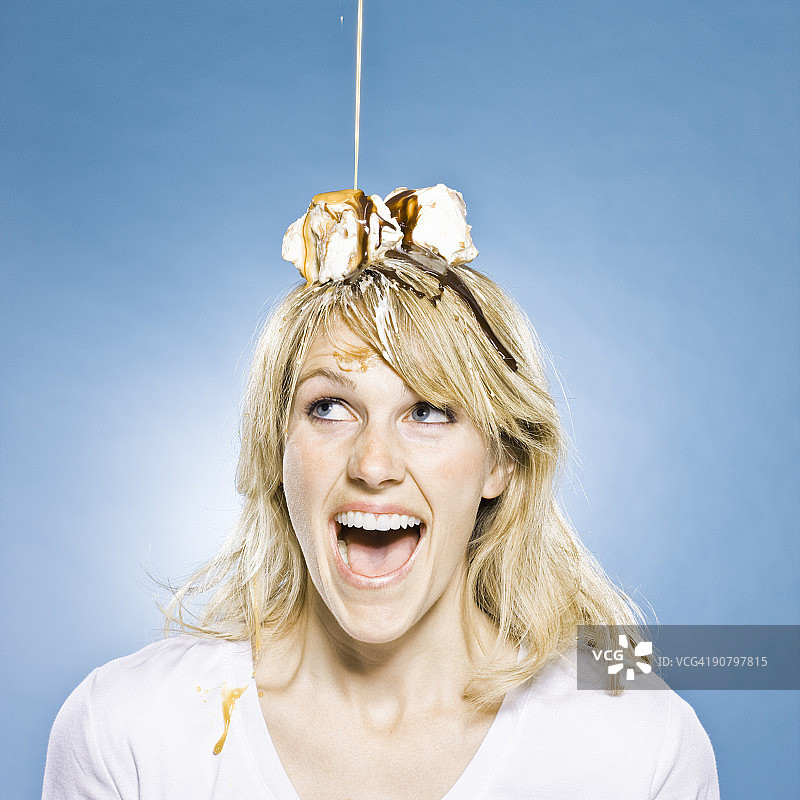 头顶圣代冰淇淋的女人图片素材