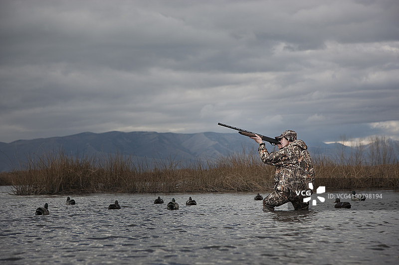 男人外出狩猎图片素材