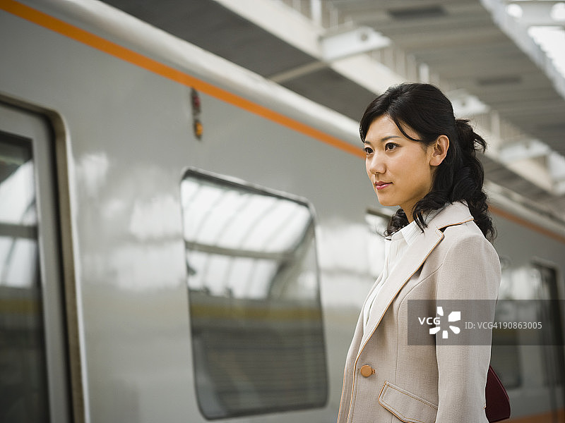 在地铁站台上微笑的女商人图片素材