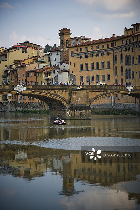 海滨城市天际线与桥梁倒影图片素材
