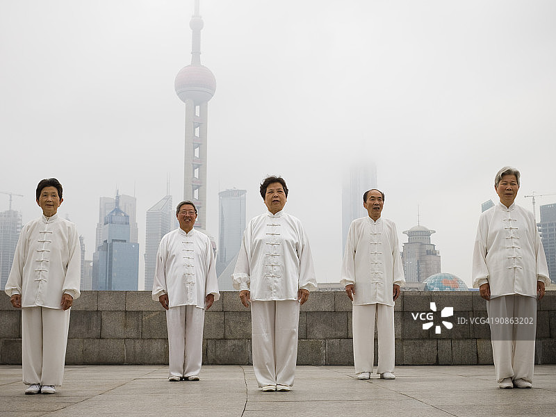 以城市天际线为背景的户外太极拳团体图片素材