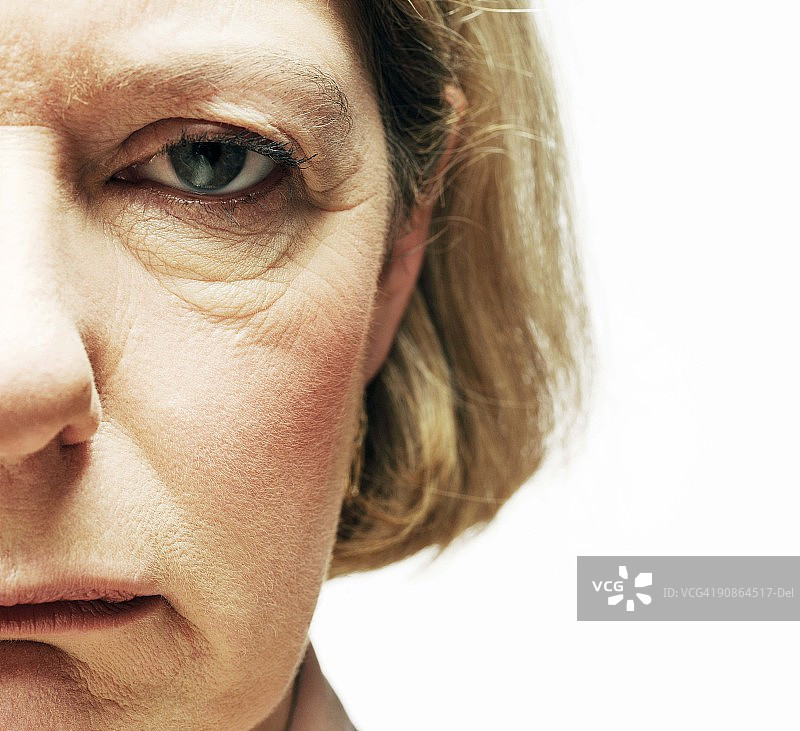 严肃女性的裁剪肖像图片素材