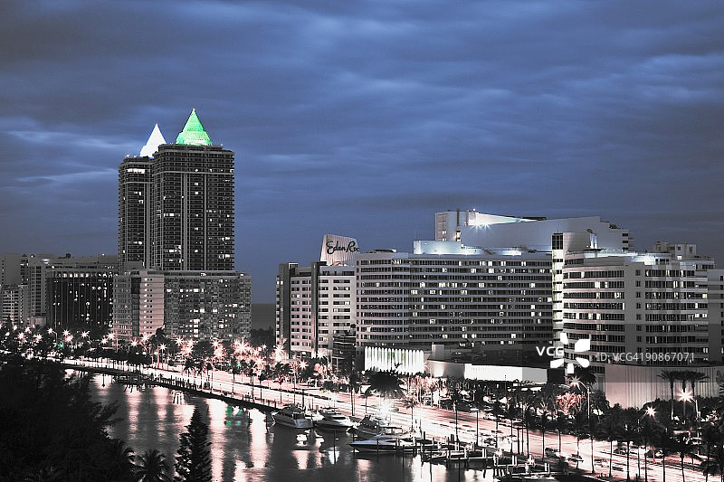 美国佛罗里达州迈阿密海滩柯林斯大道和印第安河图片素材