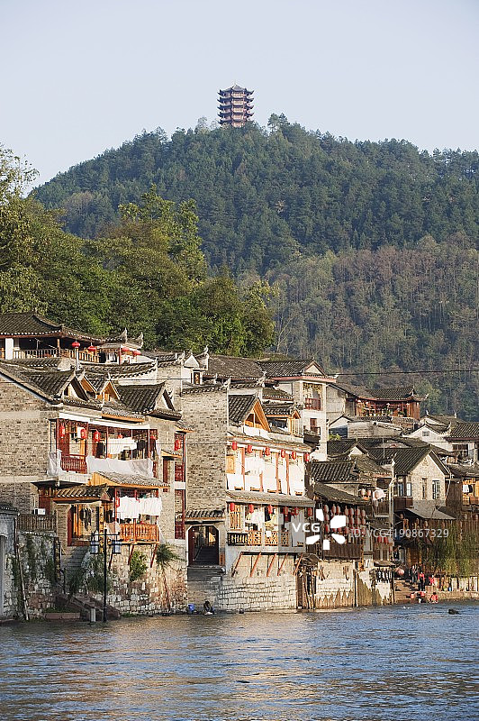 中国湖南凤凰古城河畔山顶亭台图片素材
