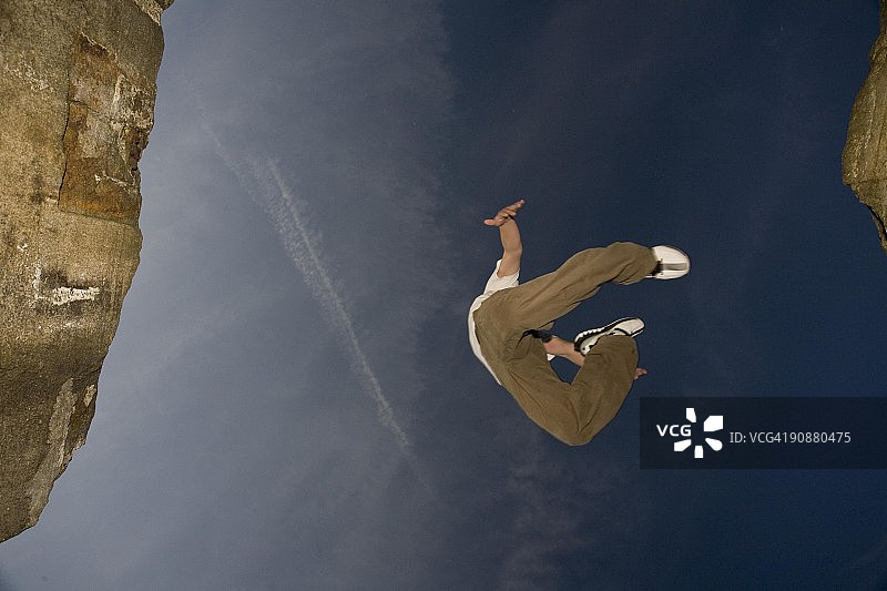 跳跃中的跑者图片素材