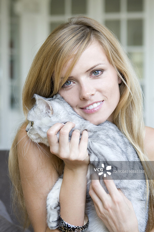 抱着猫微笑的女人肖像图片素材