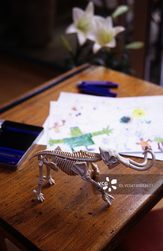老式学校课桌和恐龙图片素材