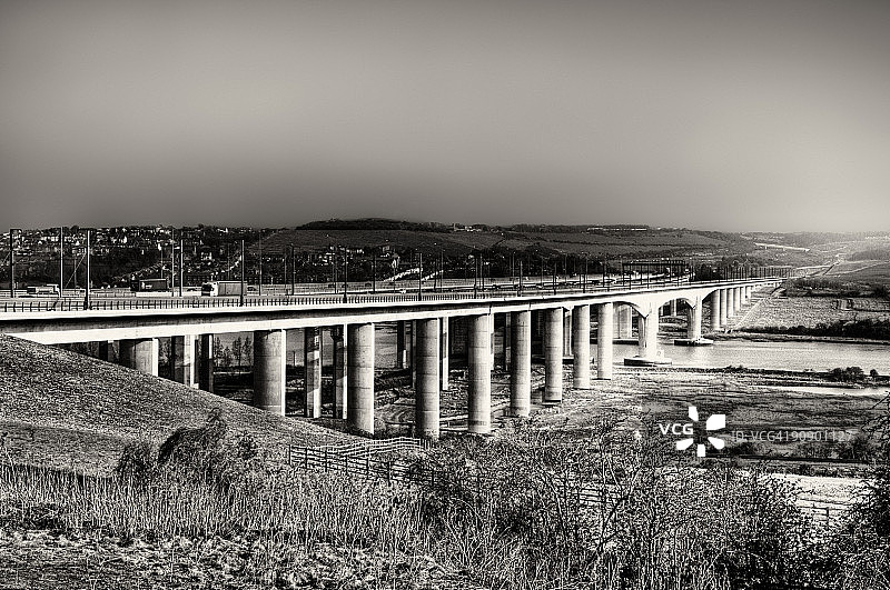 阳光明媚的梅德韦河大桥图片素材