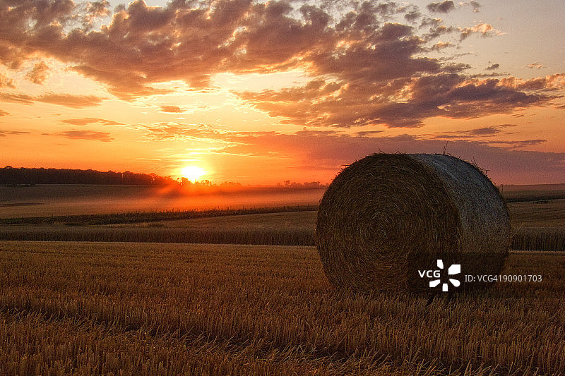 日落时分的草捆图片素材