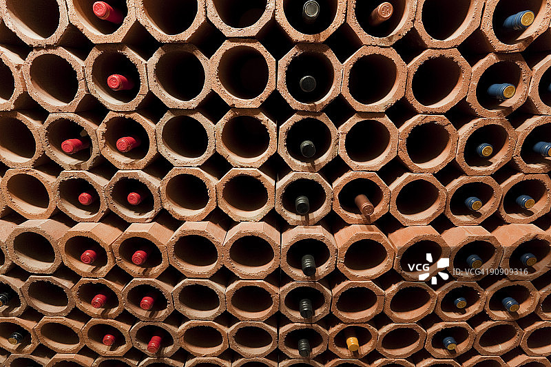 酒架上的自制葡萄酒图片素材