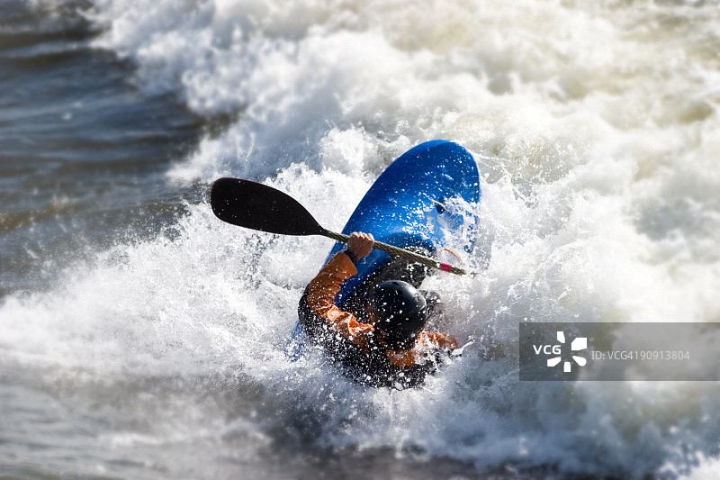 男子在米苏拉蒙大拿州布伦南浪上划皮划艇图片素材