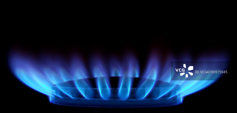 黑色背景中的蓝色火焰（燃气灶侧面）图片素材