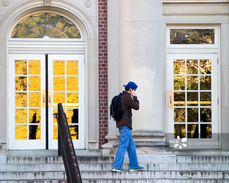 使用手机的大学生图片素材